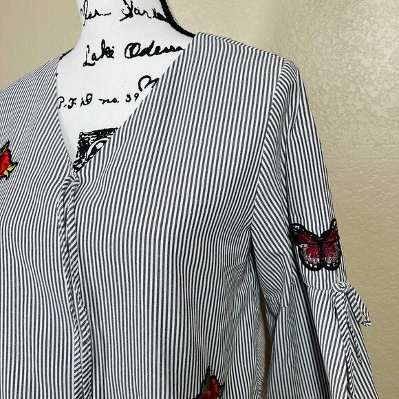 La sorella gray top striped V-neckline Bell sleeve with butterflies patch size M - Picture 8 of 12